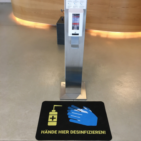 Hände hier desinfizieren